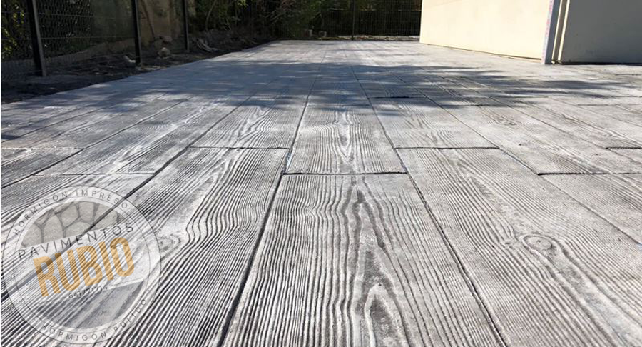 hormigon-imitacion-madera-patio